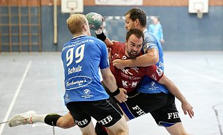 Der Neu-TSGer René Mihaljevic setzt sich beim „Mexim’s Cup“ gegen zwei Spenger durch. - Peter Unger