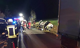 Fahrt endet für Mini im Graben. - Feuerwehr Vlotho