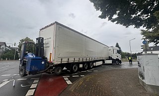 Die Frau wurde vom Lkw erfasst, als sie geradeaus fahren wollte. - MT-Foto: Patrick Schwemling