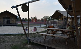 Zelt-Lodge am Spielplatz mit Blick auf die Tempelanlage der Berberaffen. - Sigurd Gringel