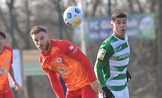 Im zentralen Mittelfeld bekam es Allan Firmino Dantas vom FC Gütersloh (rechts) mit Hessen Kassels Alban Meha zu tun. Meha spielte einst für den SC Paderborn in der Fußball-Bundesliga. - Jens Dünhölter
