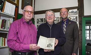 Helmut Recker (l.) war seiner Heimat immer sehr verbunden. Das Foto zeigt ihn als damaligen Stadtarchivar im Herbst 2017 gemeinsam mit dem langjährigen Stadtheimatpfleger Dieter Besserer (Mitte) und Bürgermeister Marko Steiner. Sie warben damals um Fotos und Dokumente für die Chronik zum 1.050. Jubiläum Pr. Oldendorfs. - cut_mueller