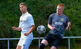 Dornbergs Innenverteidiger Simon Kerker (r.), hier gegen Beckum, wechselt in die Führungsetage des TuS. - Foto: Andreas Zobe/NW