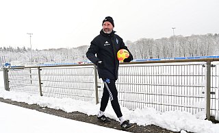 HSV-Trainer Tim Walter staunte beim Gang auf den Trainingsplatz über die weiße Pracht im verschneiten Hamburg. - Witters