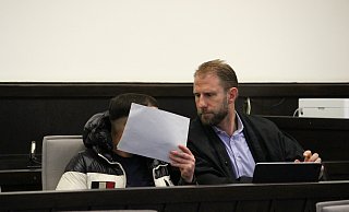 Der Angeklagte Giuseppe V. (links) mit seinem Anwalt Christopher Posch am Landgericht Paderborn. - Lukas Brekenkamp