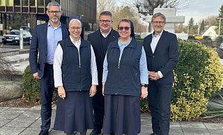 Die Gläubiger haben dem Insolvenzplan zugestimmt. Darüber freuen sich (v.l.) André Dobiey (Generalbevollmächtigter), Sr. Bernadette M. Putz (Geschäftsführerin), Markus Funk (Sprecher der Geschäftsführung), Sr. M. Katharina Mock (Generaloberin der Vincentinerinnen) und Jürgen Thau (Geschäftsführer). - St. Vincenz Kliniken