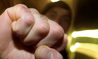 Die Männer stritten sich so sehr über das Einparkmanöver und ihre Manieren, dass ihnen am Ende nur noch rohe Gewalt einfiel. - dpa