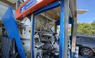 Die Wucht war enorm: Die Moneybox der Volksbank Versmold im Ortsteil Loxten wurde durch die Explosion massiv beschädigt. - Tasja Klusmeyer