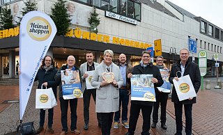Marco Rieso (v.l.), Rudolf Stange, Christoph Lanvers, Susanne Rutenkröger, Axel Zobe, Rainer Döring, Ralf Grund und Harald Grefe unterstützen die IHK-Aktion "Heimat Shoppen". - Sven Hauhart