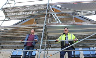 Maik Bade, Bauleiter Accent GmbH (l.) und Marcel Weber, Ressort Immobilien Caritas Wohn- und Werkstätten, auf der Baustelle an der Dubelohstraße. - Sabine Kauke