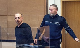Prozessauftakt Verdacht Mord an Ehefrau in Sennestadt Angeklagter ist Valery H. (59) und sein Strafverteidiger Jerrit Schöll Femizid Mordkommission MK Piepenstrang Foto: Jörg Dieckmann - Joerg Dieckmann