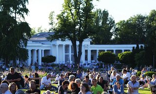 Mit den letzten Sonnenstrahlen genießen die Besucher das Sommerkonzert auf der Rasenfläche vor der Wandelhalle. - THORSTEN ULONSKA