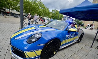 Anhand eines getunten Porsche 911 Targa 4 im Polizeidesign (Wert: 180.000 Euro) lassen sich Autoliebhaber Tipps zum verkehrssicheren Tunen geben. Der Wagen ist der Hingucker der Polizei-Aktion und der Verkehrswacht des Kreises Gütersloh zu den Themen „Tuning und verkehrssichere Teilnahme am Straßenverkehr“ auf der Vorplatz des Rathauses. - Wolfgang Wotke