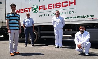 Cristian Opris (v. l., Integrationsbeauftragter), Christoph Clemens (Standortleiter Lübbecke), Marc Bugna und Cristian Brad (beide Mitarbeiter in Lübbecke). - Frank Hartmann