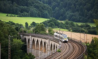 Ein Zug der Eurobahn auf dem Vidaukt: In Altenbeken ist die Bad Driburgerin eingestiegen. - Christian Köster - Koester Fotografie