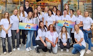 Auf rund 660 Quadratmetern präsentiert sich der neue DM-Markt an der Ernstmeierstraße 17. Das 20-köpfige Team freut sich auf die Kundschaft. - Claus Frickemeier
