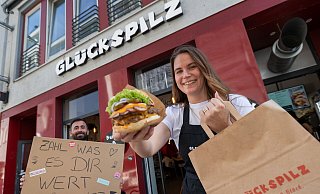 Glückspilz-Chefin Steffi Butt mit dem King-Kong-Burger. Im Hintergrund Mitarbeiter Sercan Safak. - Oliver Krato
