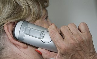 Die Betrüger setzten die Seniorin am Telefon unter Druck. - Symbolfoto: Gerald Dunkel