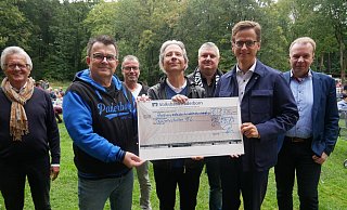 8.736 Euro sind bei der Versteigerung der Bundesliga-Trikots zusammen gekommen. Darüber freuen sich (von links): Initiator Bernd Nübel, Martin Hornberger, Günter Schäfers, Andreas Lübbe, Ralf Drewes von den Egge-Fohlen (spendeten zwei Trikots), Carsten Linnemann und Ulrich Lange. - Klaus Karenfeld