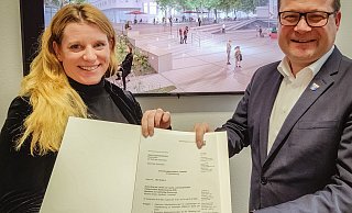 Dezernentin Andrea Marquardt übergibt den Förderbescheid an Bürgermeister Lars Bökenkröger - Stadt Bad Oeynhausen