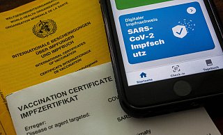 Mit dem Impfpass oder einem entsprechenden Nachweis in der Corona-App können Menschen ihre Impfung nachweisen. - picture alliance / Goldmann