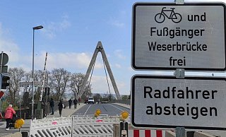 Soll am Tag vor der Eröffnung der Gartenschau wieder befahrbar sein: Die Weserbrücke bei Höxter. - Svenja Ludwig