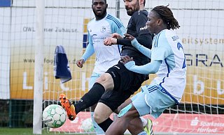 Zurück zu alter Stärke: SVR-Torjäger Simon Engelmann (dunkles Trikot) erzielte in den letzten drei Spielen vier Treffer. - Egon Bieber