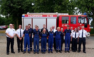 Neun Nachwuchslöscher aus dem Bürener Stadtteil Steinhausen erhalten am Feuerwehrgerätehaus die begehrte Auszeichnung Jugendflamme, Stufe 3. Dazu gratulieren die Ausbilder, die Jugendfeuerwehrwarte, die Löschgruppenführung und der stellvertretende Wehrführer Jens Götte. - Ralph Meyer