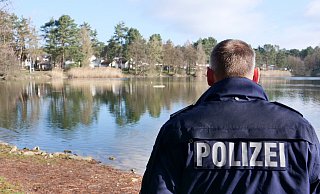 Die Morkommission nimmt den Habichtsee in Schloß Neuhaus unter die Lupe. - Ralph Meyer