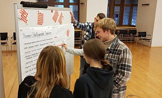 Gemeinsam überlegen die Schülerinnen und Schüler, welche Dinge sie in Paderborn gemeinsam anpacken wollen. - Birger Berbüsse