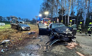 Zwei Autos prallen auf einer Kreuzung in Greffen zusammen. Die drei verletzten Personen werden in ein Gütersloher Krankenhaus gefahren. - Gabriele Grund