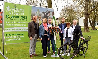 Der geschäftsführende Vorstand des Verkehrsvereins Hövelhof blickt voraus aufs Maibaum- und Radelfest mit (v. l.) Wolfgang Thorwesten, Angelika Schäfer, Thomas Westhof, Pascal Pöhler, Beate Przybilski und Jörn Mühlencord. - Verkehrsverein Hövelhof