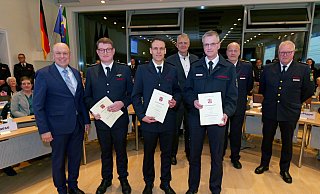 Die Feuerwehrführung im Kreis Paderborn ist wieder komplett. Landrat Christoph Rüther (l.) überreichte (v. l.) Tobias Rupprecht, Stephan Reckhaus und Bernd Lüke die Ernennungsurkunden. Zu den ersten Gratulanten zählten (hinten, v. l.) Dezernent André Brandt, der stellvertretende Kreisbrandmeister Andreas Müller und Bezirksbrandmeister Elmar Keuter. - Ralph Meyer