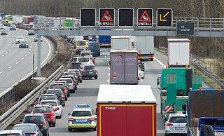 Zum Ferienende in NRW rechnen die Experten mit Staus - unter anderem auf der A2. - Archivbild Julian Stratenschulte