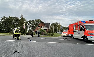 Anwohner der Delbrücker Straße halfen bei der Sperrung, um zu verhindern, dass Autos in die Unfallstelle fuhren. Mittlerweile ist die Sperrung aufgehoben. - Thorsten Heß