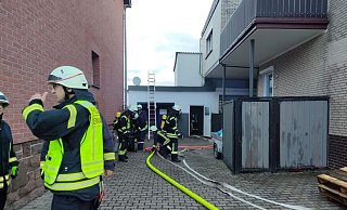 Großeisnatz der Feuerwehr an der Bahnhofstraße in Lauenförde am Samstagmorgen. - FFW Boffzen