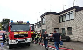 Ein Großaufgebot der Feuerwehr in Rahden ging gegen das Feuer vor. - Joern Spreen-Ledebur