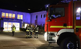Die Einsatzkräfte wurden um 3.50 Uhr alarmiert - der Brand war in einem Patientenzimmer ausgebrochen. - Charlotte Mahncke