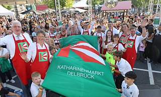 Als Bürgermeister Werner Peitz und Peter Lücke, Sprecher des Katharinenmarkt-Festausschusses, bei strahlendem Sonnenschein den Katharinenmarkt eröffneten, blickten Sie schon in Tausende strahlende Gesichter. - Regina Brucksch