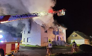 Gegen 5.30 Uhr konnte das Feuer gelöscht werden. - Freiwillige Feuerwehr Hiddenhausen