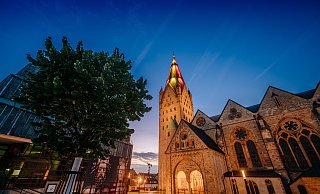 Der Hohe Dom zu Paderborn wird wie das Rathaus in den Paderborner Farben angestrahlt. - Besim Mazhiqi / Stadt Paderborn