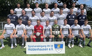 Gut aufgestellt: Die Spvg. Hiddenhausen geht mit Gianni Zümre (hinten v. l.), Tim Nolting, Radu Scoarta, Matthias Schmolka, Dominic Buchholz, Batuhan Kaymak, Marc Andre Salle, Daniel Sitter; Physiotherapeut Fabian Rahrbach mittlere Reihe v. l.), Betreuer Karl-Heinz Kufeld, Luis-Giacomo Lignante, Sinan Boga, Nico Becker, Luca Steffen, Co-Trainer Christian Darmöller, Trainer Christian Scheidies; Marcel Rinnelt (vorne v. l.), Luca Albrecht, Gian-Luca Lignante, Michael Quade, Marcel Heldt, Tim Viergutz, Felix Pühse, Mahir Karak und Emre Karak in die neue Saison. - Thomas Vogelsang