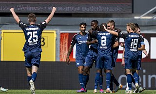 Paderborns Spieler jubeln nach dem Tor zum 3:1. Der Sieg gegen Darmstadt 98 bescherrt den Jungs von der Pader den Platz an der Tabellenspitze. - David Inderlied
