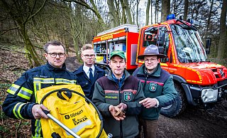 Informieren über Waldbrandvorsorge: Christian Spilker von der Dornberger Löschabteilung, Timo Juckel von der Berufsfeuerwehr, Förster Dieter Wortmeier und Ranger Aaron Gellern. - Sarah Jonek Fotografie