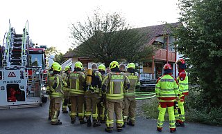 Mit rund 50 Einsatzkräften rückte die Delbrücker Feuerwehr zu einem Dachstuhlbrand in der Anreppener Straße an. Bereits vor drei Wochen war die Feuerwehr hier im Einsatz. - Feuerwehr