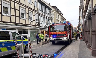 Großräumig sperrten Feuerwehr und Polizei den Einsatzbereich ab. - Dieter Scholz
