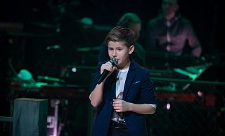 Der 10-jährige Niklas ist am Samstag in der Sendung "The Voice Kids" zu sehen. - copyright: SAT.1/Claudius Pflug