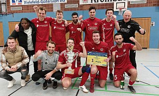 Der VfL Schildesche feiert den Pokalsieg beim 40. Heeper Hallenfußball-Turnier. - Peter Burkamp