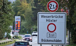 Schon am Ortseingang wird jeder Besucher in Höxter an die Brückensperrung erinnert. - David Schellenberg