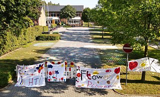 Flower Power auf dem Schulparkplatz: Während der Klimawoche hatte die Grundschule Pavenstädt ihren Parkplatz für den Kraftverkehr gesperrt. - Roland Thöring